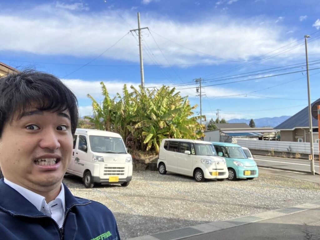 ツチクラ住建の駐車場で撮った筆者の写真