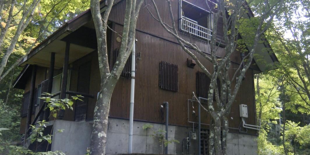 飯綱町川上つつじが原別荘地の建物外観