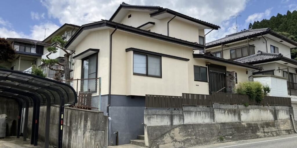 長野市伺去の6DK住宅の外観