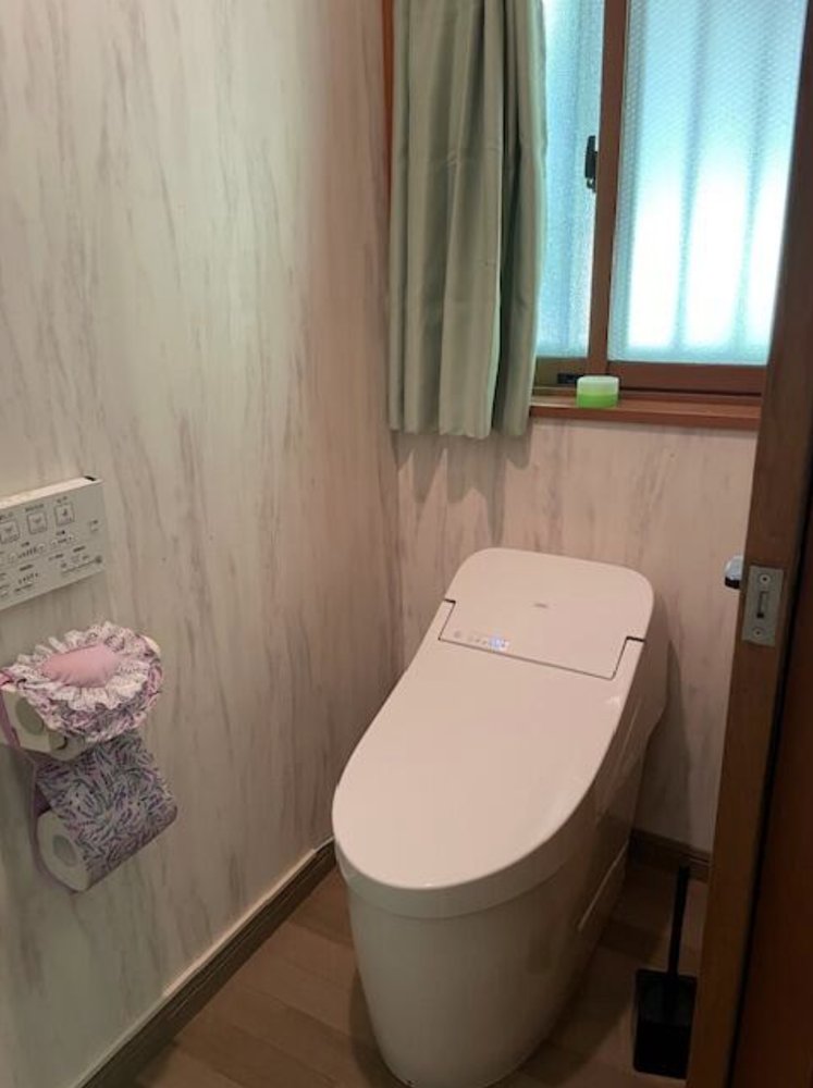 温水洗浄便座付きのトイレ